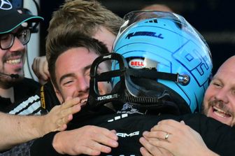 George Russell festeggia il primo posto al Gran Premio di F1 a Baku, in Azerbaijan