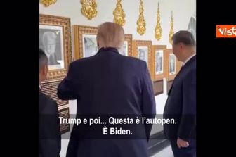 Trump mostra a Xi la foto dell'autopen: È Biden. Il Presidente cinese ride