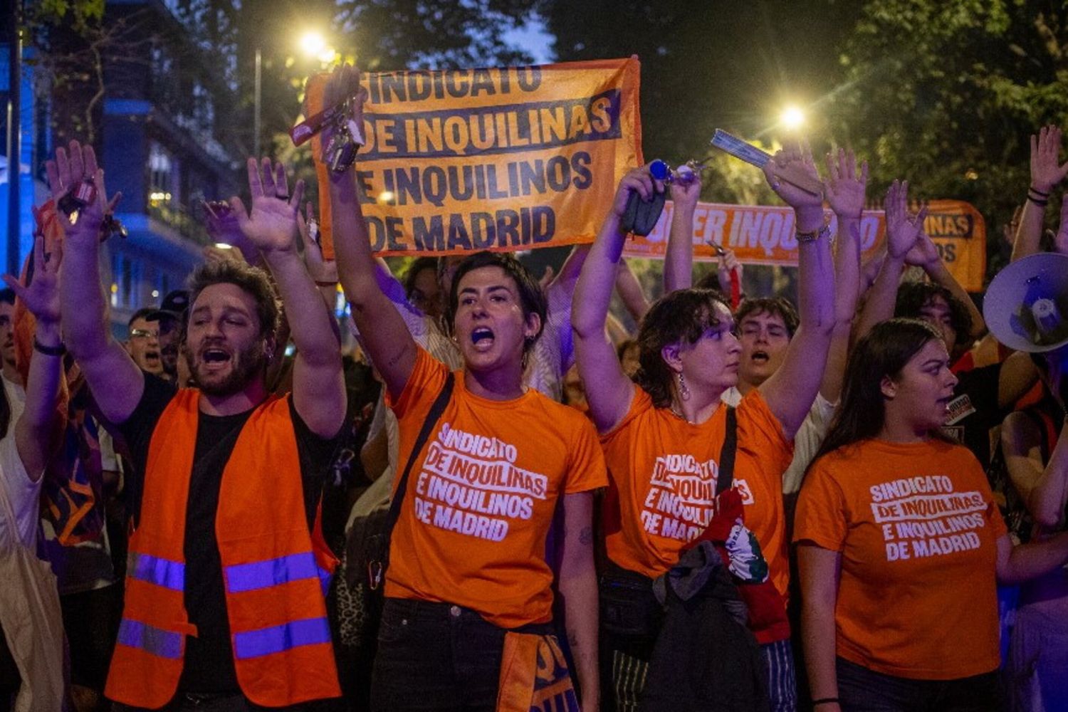 Migliaia in piazza a Madrid dopo lo sfratto dell'87enne Maricarmen