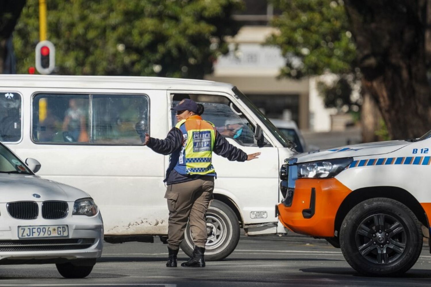 Un agente del Dipartimento di Polizia Metropolitana di Johannesburg