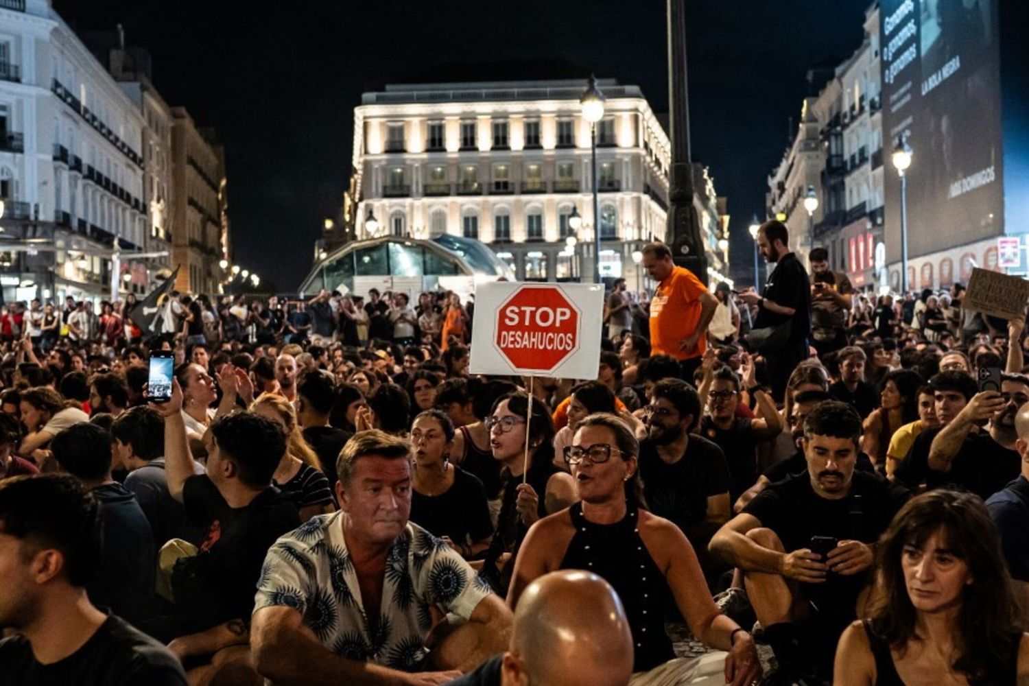 Decine di migliaia di persone hanno sfilato per il centro di Madrid durante una protesta contro gli sfratti e la crisi abitativa