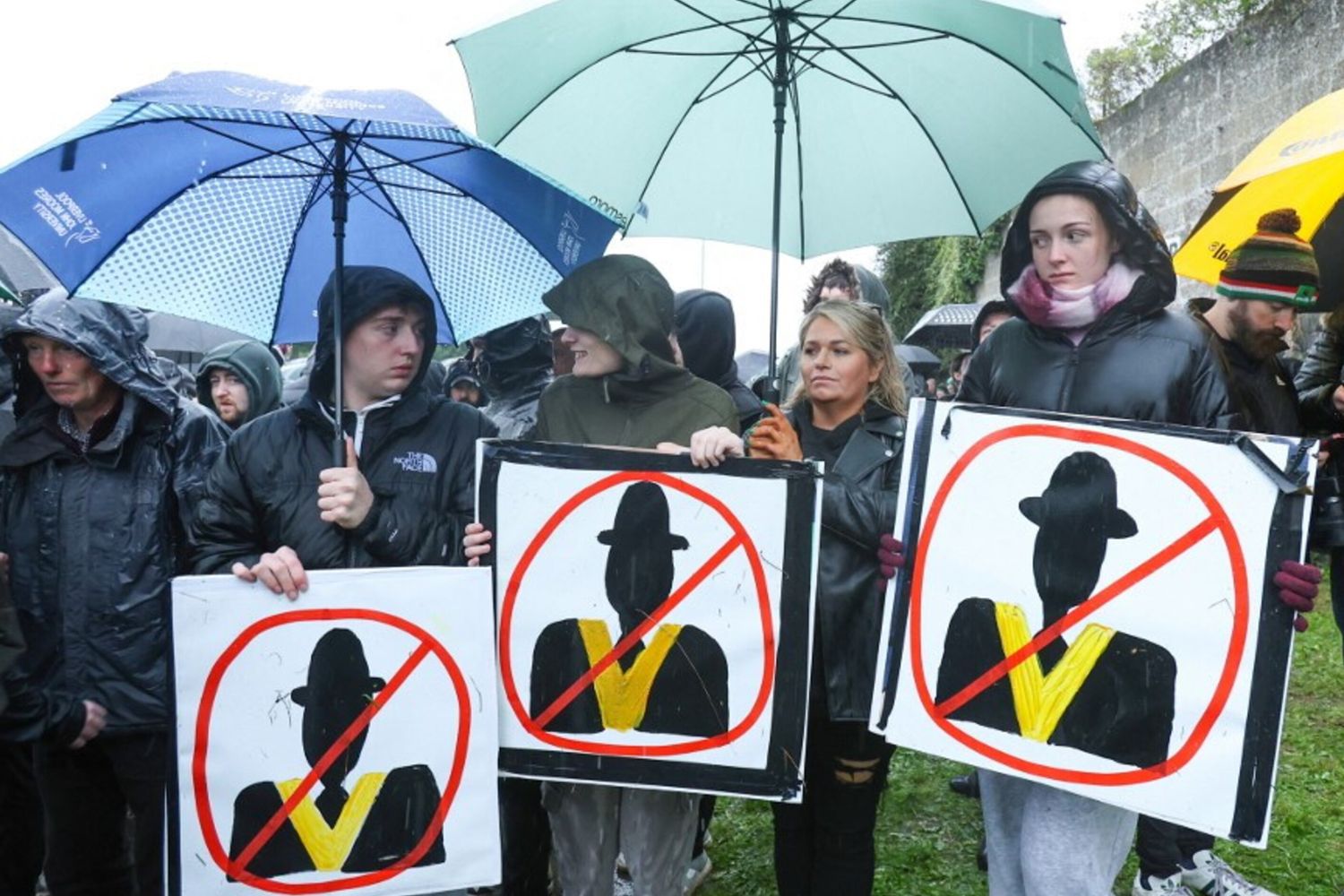 Una folla di manifestanti si raduna per bloccare Garvaghy Road a Portadown, nell'Irlanda del Nord
