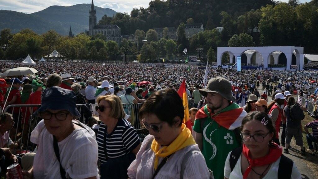 Bagno di folla per Papa Leone a Lourdes
