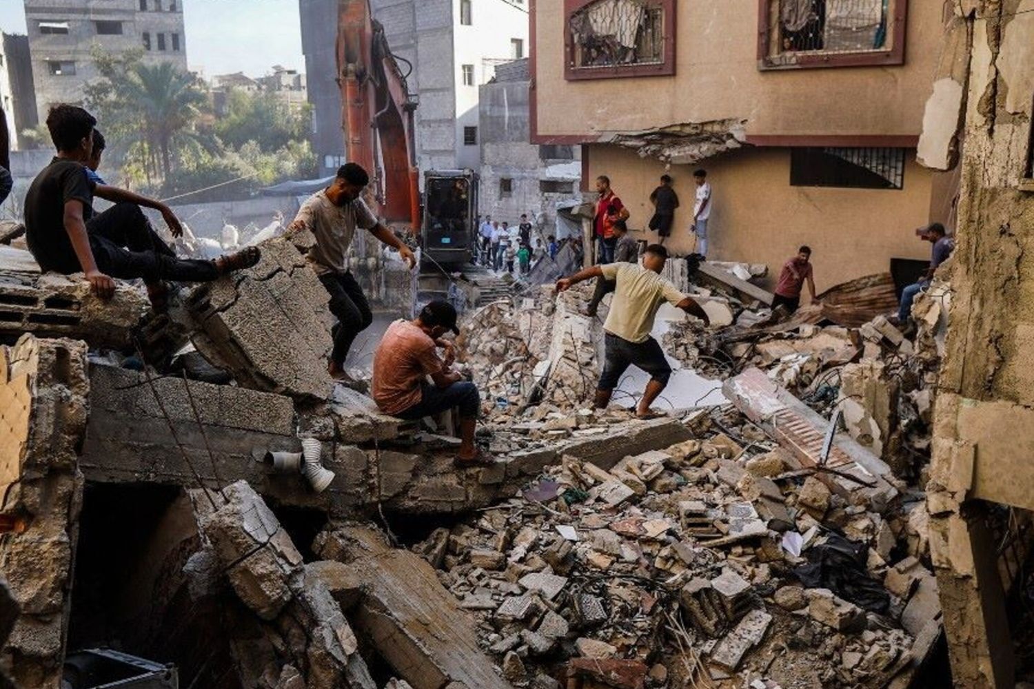 Si scava a mani nude tra le macerie di un edificio crollato a Gaza - immagine del 24 settembre 2026