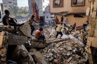 Si scava a mani nude tra le macerie di un edificio crollato a Gaza - immagine del 24 settembre 2026