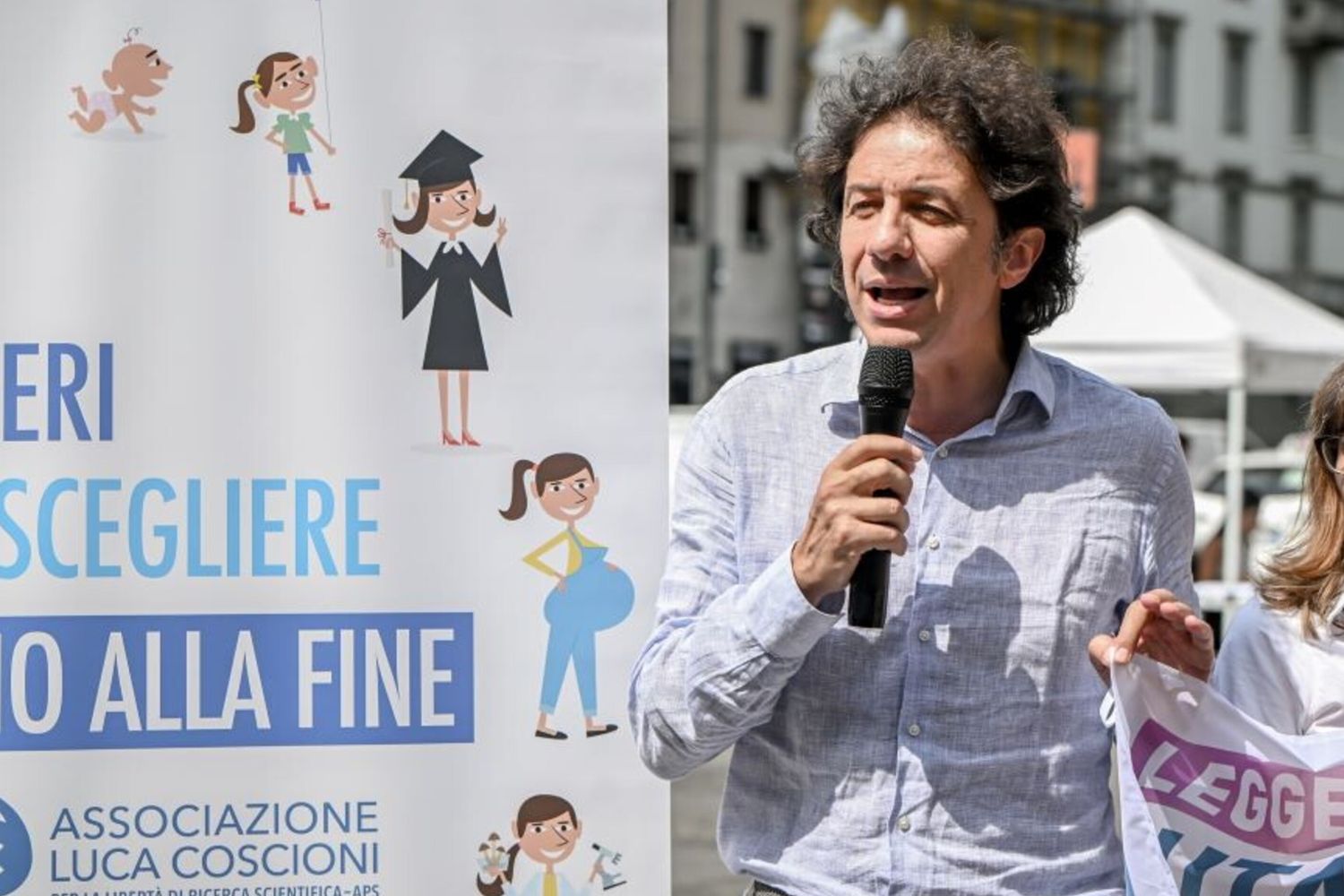 Marco Cappato durante un'iniziativa a Milano per lanciare una proposta di legge di iniziativa popolare sul fine vita - immagine del 26 giugno 2025