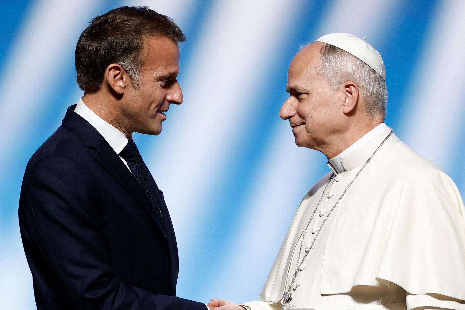 Il presidente francese Emmanuel Macron e Papa Leone XIV a Metz