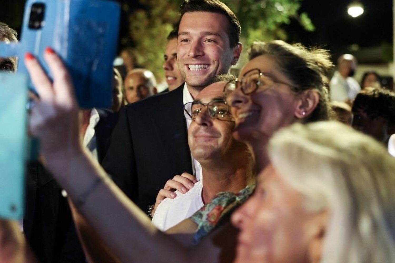 Il presidente del RN Jordan Bardella con i suoi sostenitori a La Seyne-sur-Mer, nel sud della Francia, il 27 settembre 2026, durante un comizio elettorale per il Senato francese