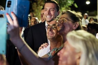Il presidente del RN Jordan Bardella con i suoi sostenitori a La Seyne-sur-Mer, nel sud della Francia, il 27 settembre 2026, durante un comizio elettorale per il Senato francese