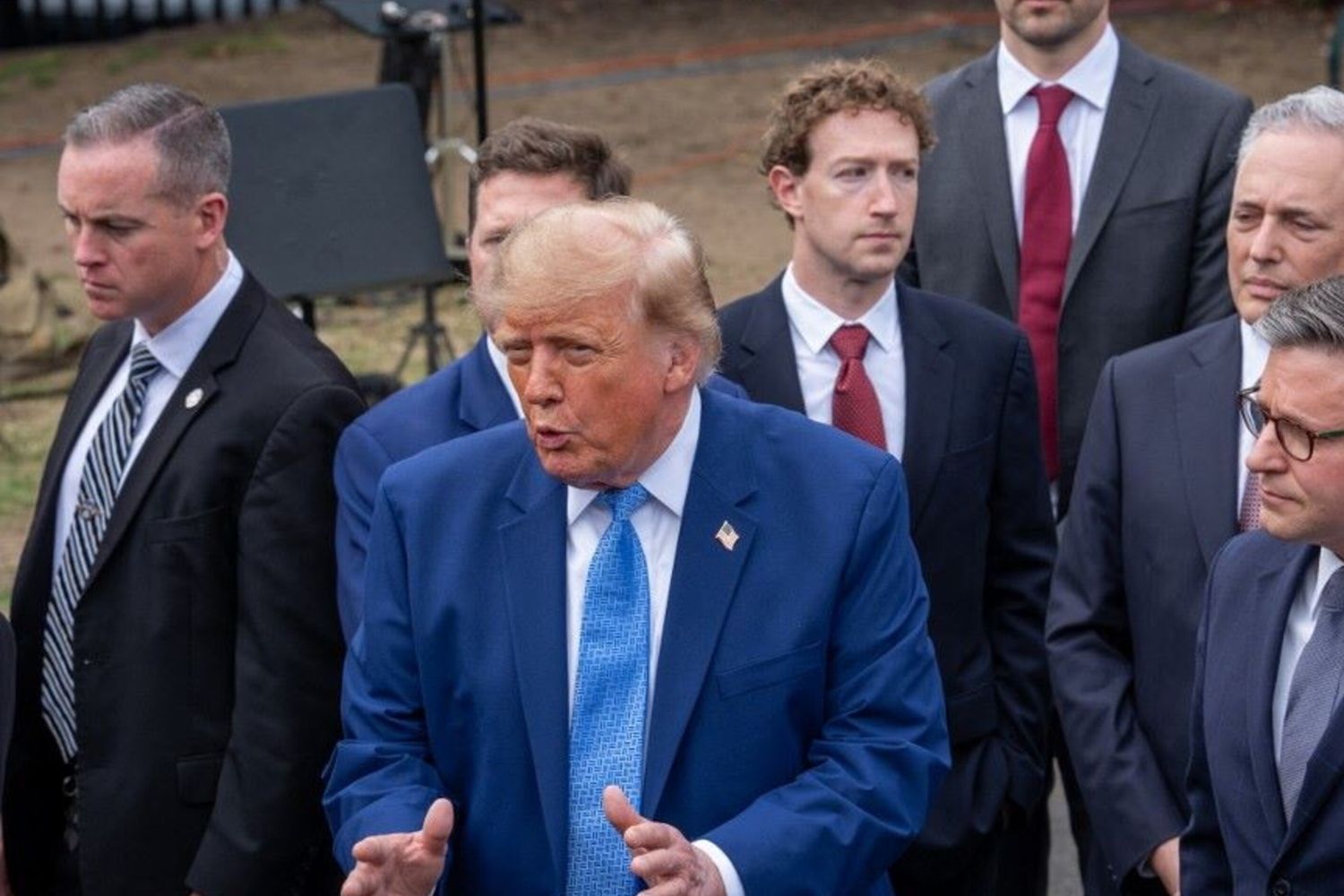 Trump dopo l'incontro alla Casa Bianca con i dirigenti delle aziende sull'Ia