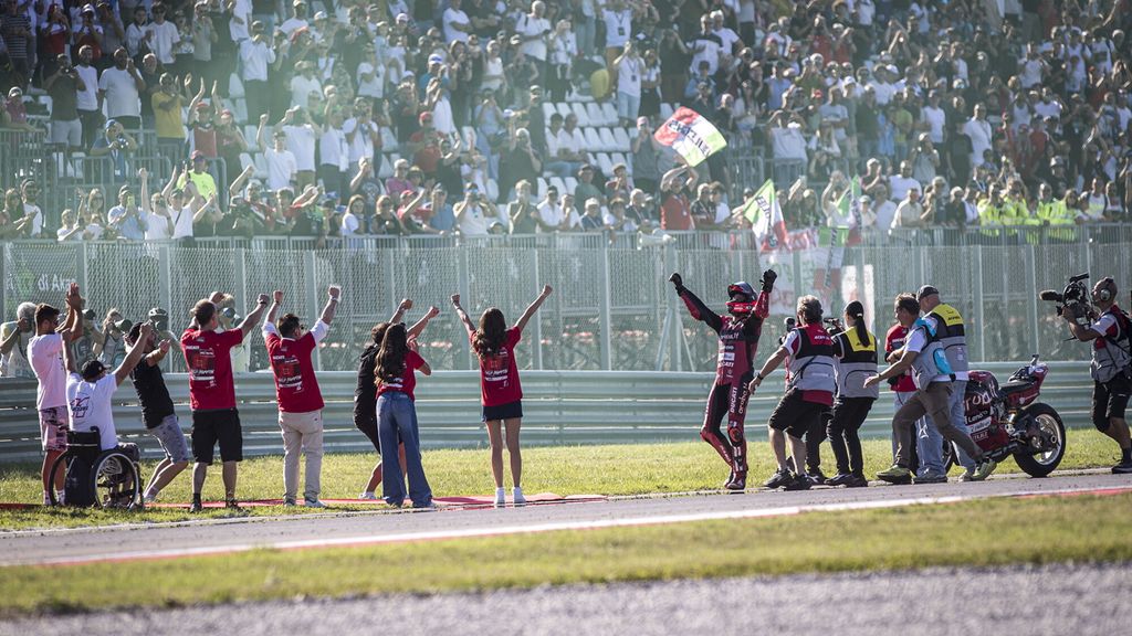 Nicolò Bulega festeggia il titolo mondiale in pista a Cremona, davanti al pubblico italiano