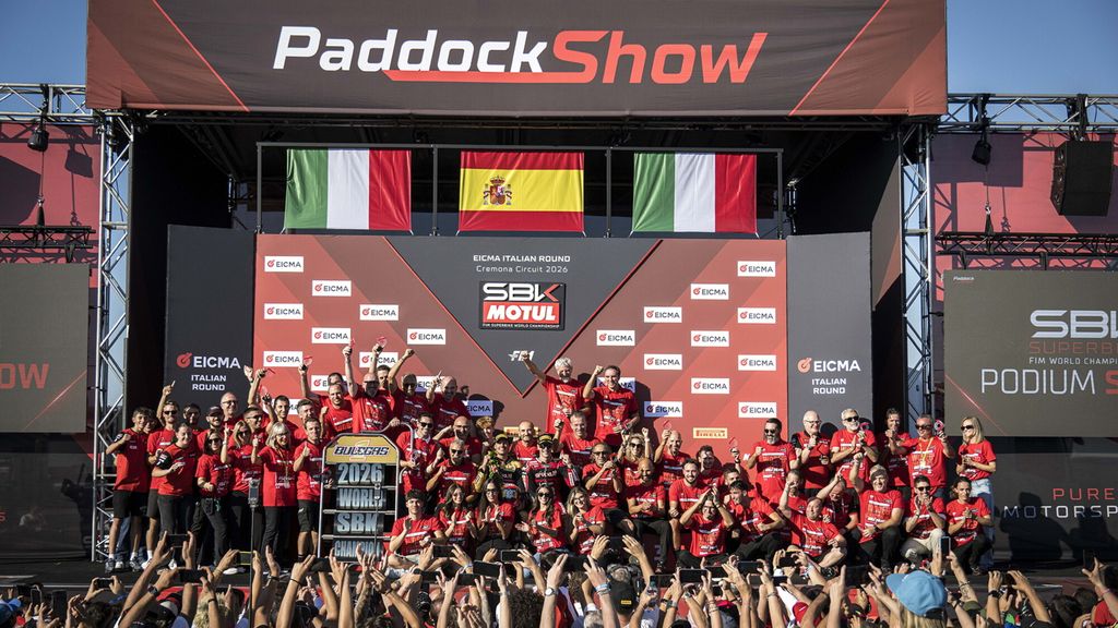La squadra Aruba.it Racing – Ducati festeggia il titolo sul palco delle premiazioni di Cremona