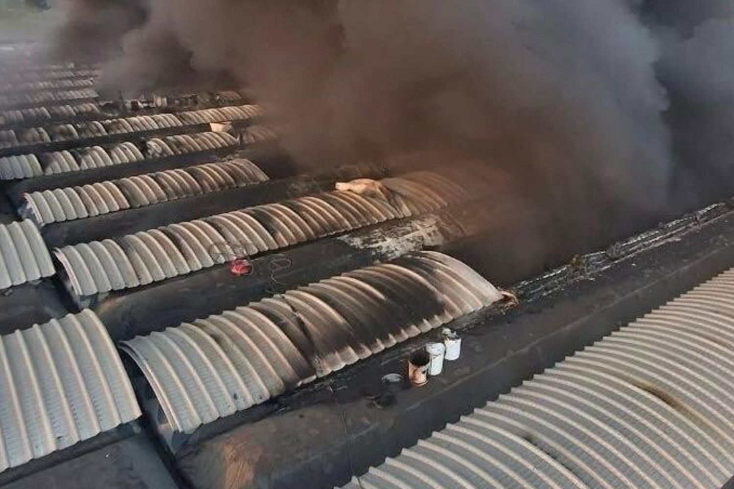 Incendio distrugge capannone di casalinghi Tescoma nel Bresciano