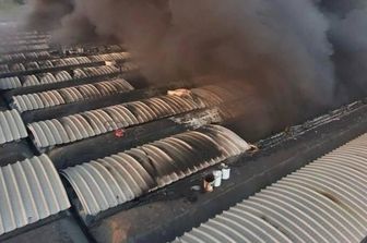 Incendio distrugge capannone di casalinghi Tescoma nel Bresciano