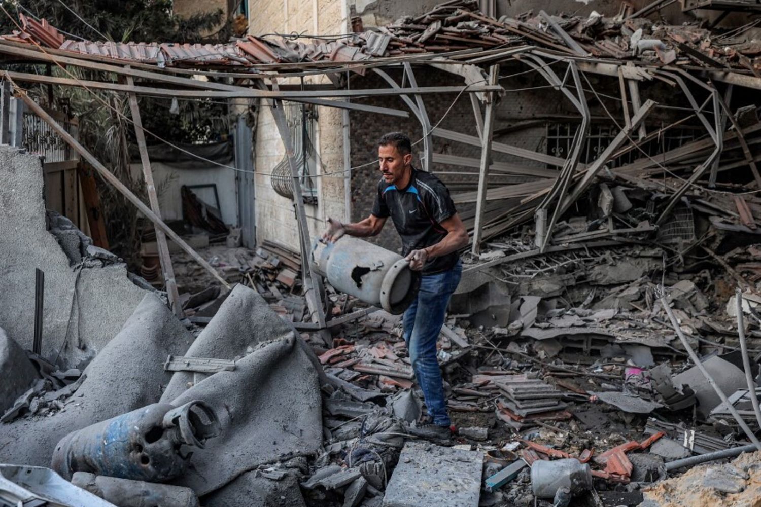 Raid aereo contro un condominio: morti cinque palestinesi a Gaza City