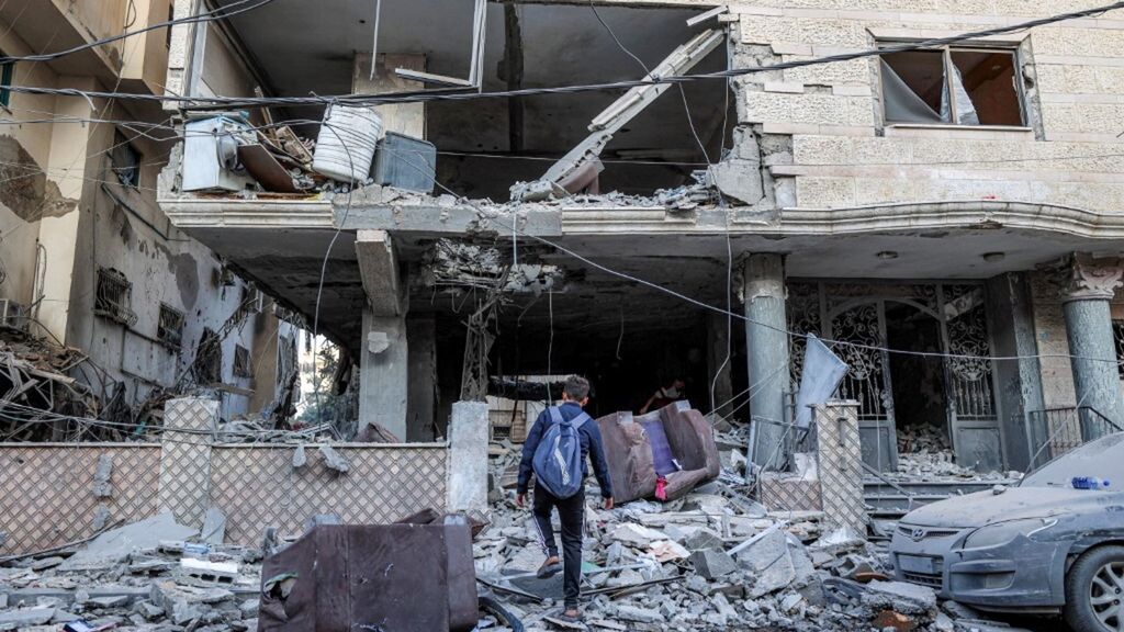 Raid israeliano contro un condominio, morti cinque palestinesi a Gaza City
