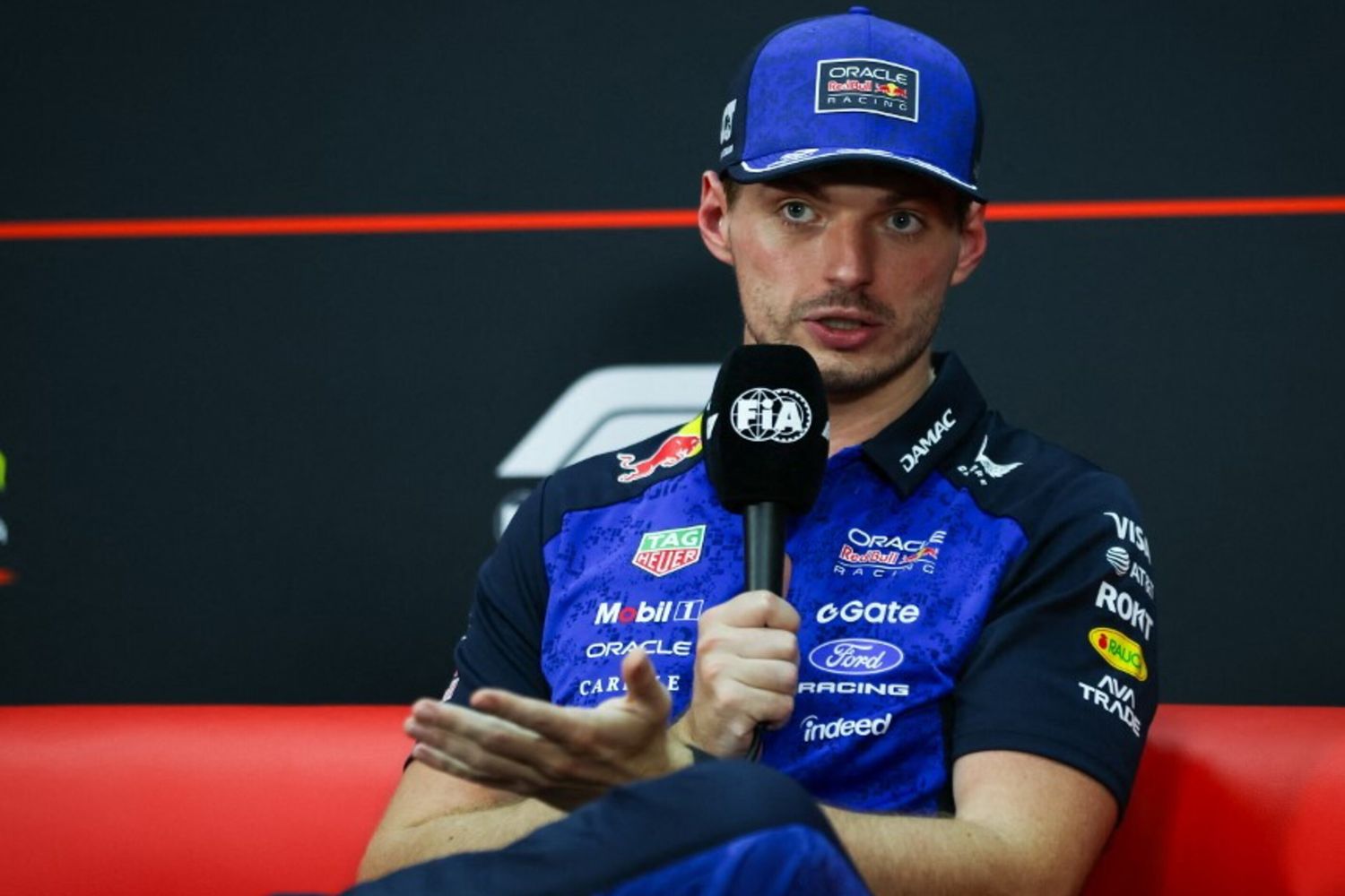 F1, Verstappen in pole in Bahrain. Ferrari in prima fila con Hamilton, Leclerc partirà quarto