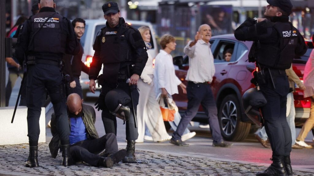 Manifestante bloccato dalla polizia a Madrid