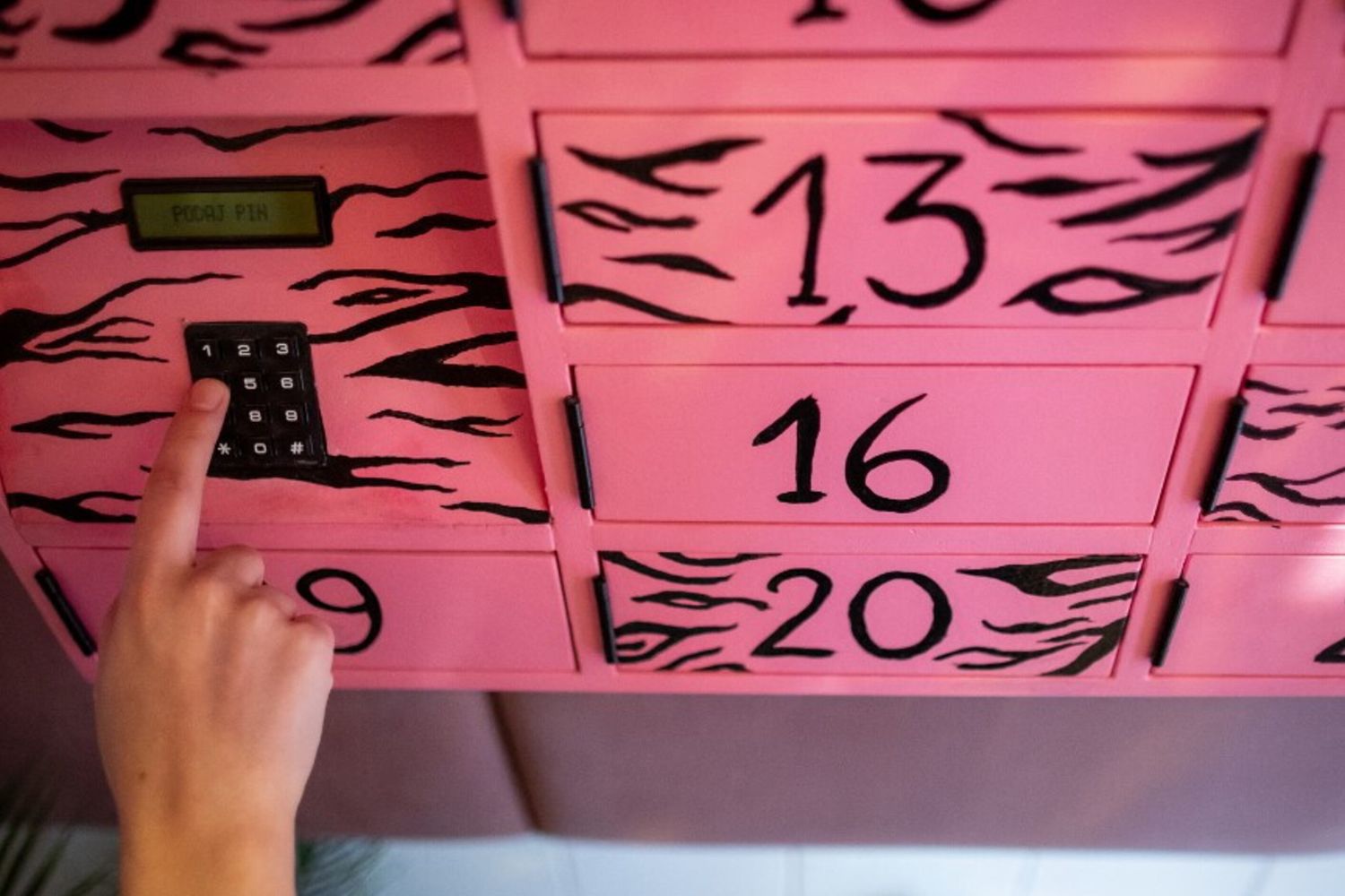 "Abortomat", il primo armadietto per l'aborto in Polonia che consente alle donne di accedere in modo anonimo alle pillole per interrompere la gravidanza