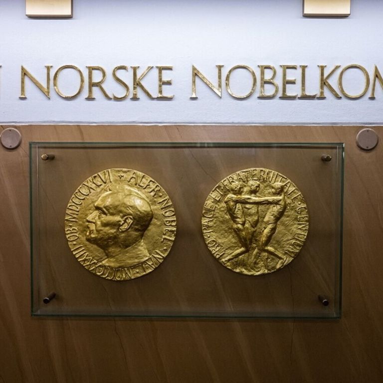 Replica del dritto e del rovescio della medaglia del Premio Nobel per la Pace