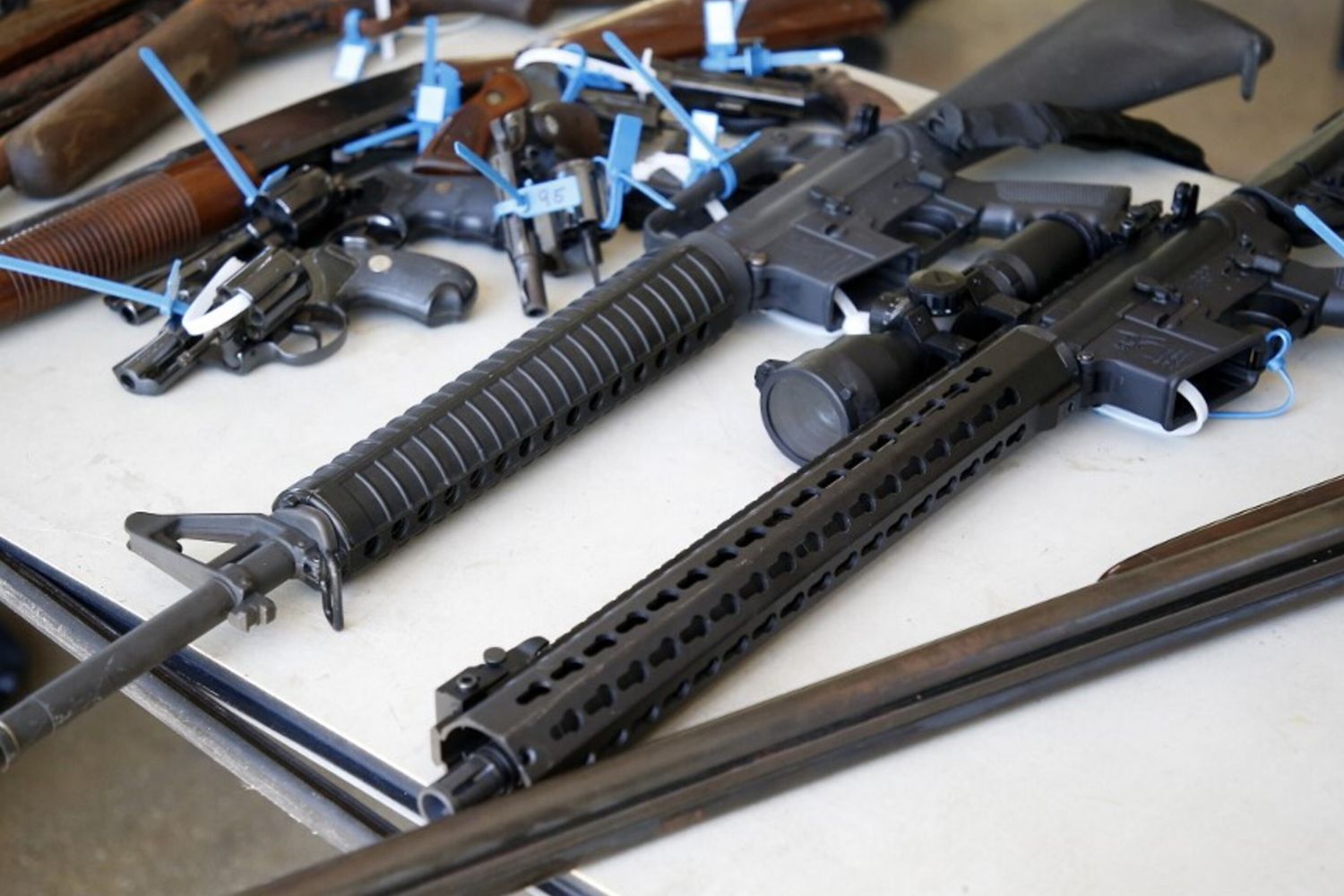 Due fucili AR-15, insieme ad altre armi di vario tipo