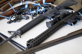 Due fucili AR-15, insieme ad altre armi di vario tipo