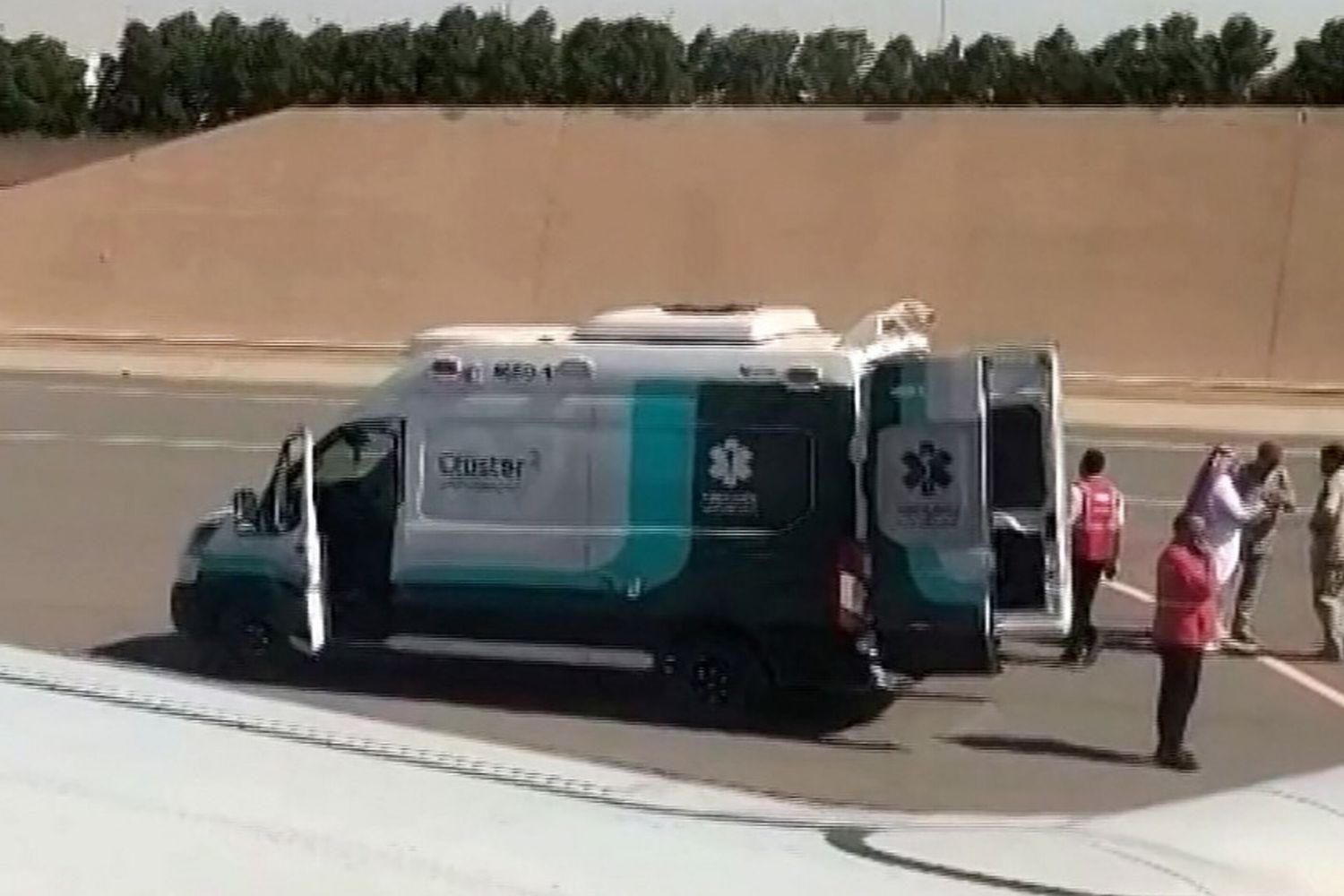 Soccorritori all'esterno del volo Flydubai FZ 1073