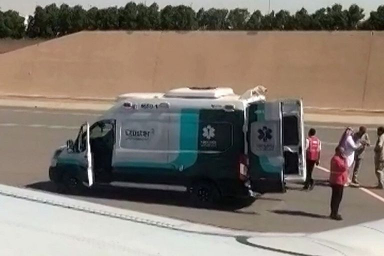 Soccorritori all'esterno del volo Flydubai FZ 1073