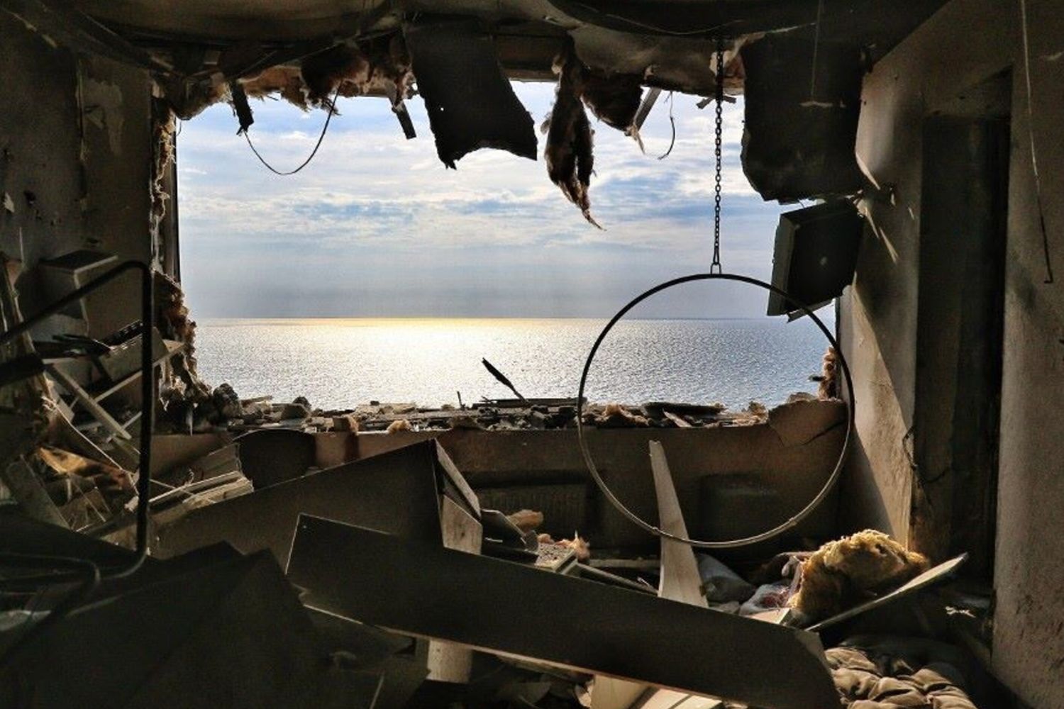 Il Mar Nero da un edificio distrutto in un attacco russo a Odessa - immagine di archivio