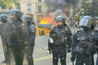 Scontri al corteo degli studenti a Parigi