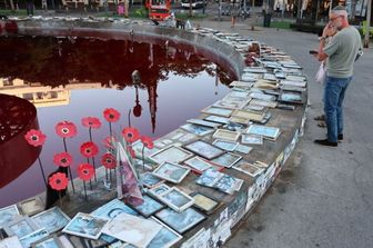 Il 7 ottobre 2026, alcune persone si sono radunate accanto alla fontana di Dizengoff, riempita di colorante rosso, nella città costiera israeliana di Tel Aviv, per commemorare il terzo anniversario dell'attacco di Hamas
