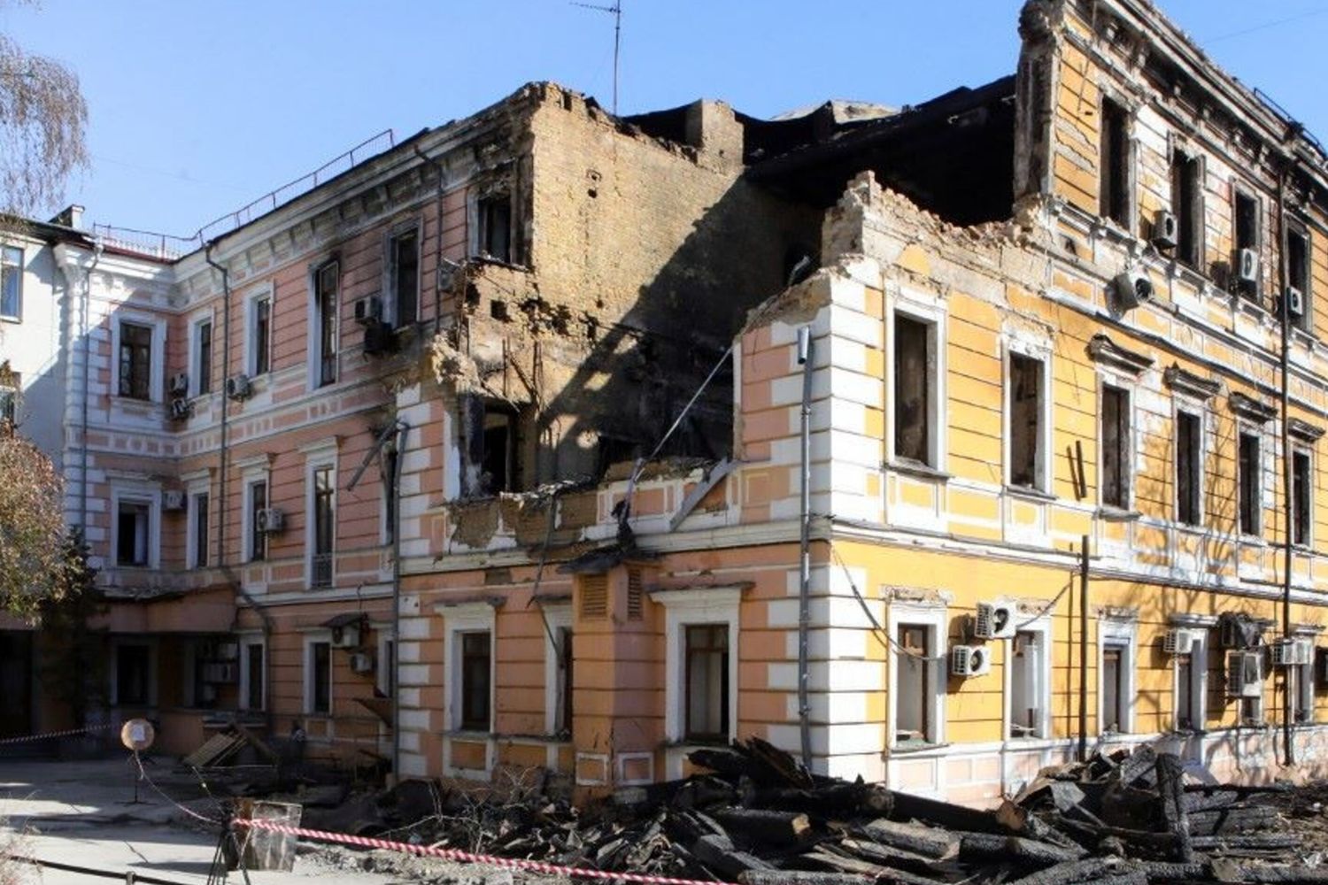 L'edificio dell'Accademia Nazionale delle Scienze dell'Ucraina, danneggiato da un attacco russo a Kiev il 4 ottobre 2026