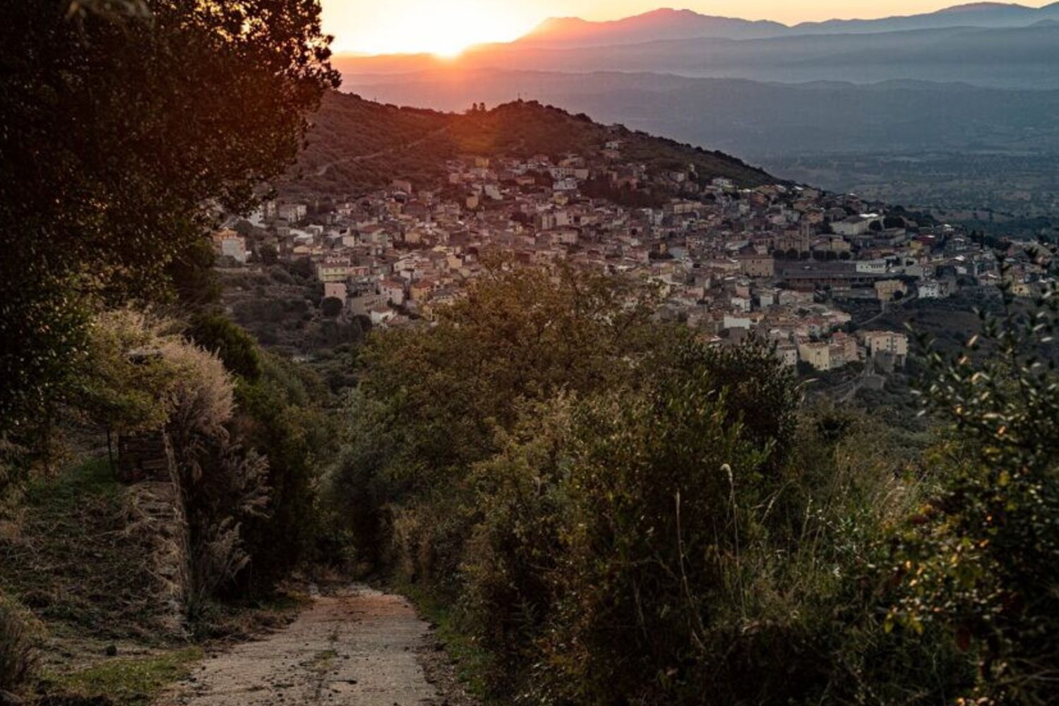 Tramonto su Bolotana, un villaggio sull’isola italiana della Sardegna