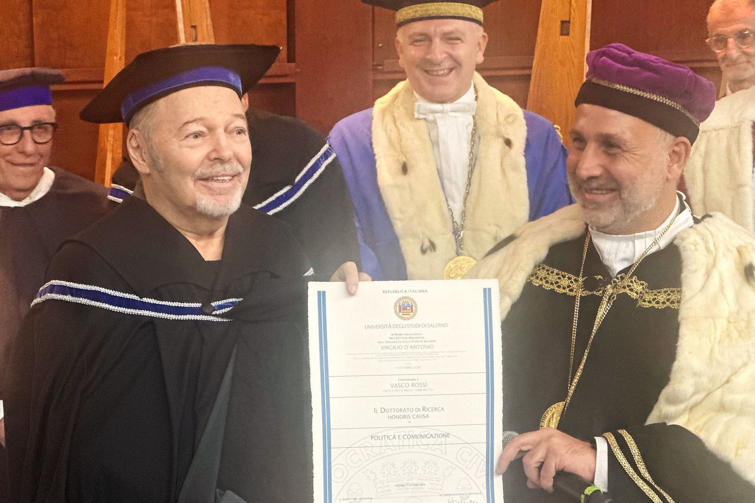 Vasco Rossi dottore di ricerca honoris causa in Politica e Comunicazione all'Universita' di Salerno