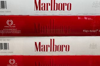 Scoperta una fabbrica clandestina di Marlboro vicino Parigi: in 5 a processo