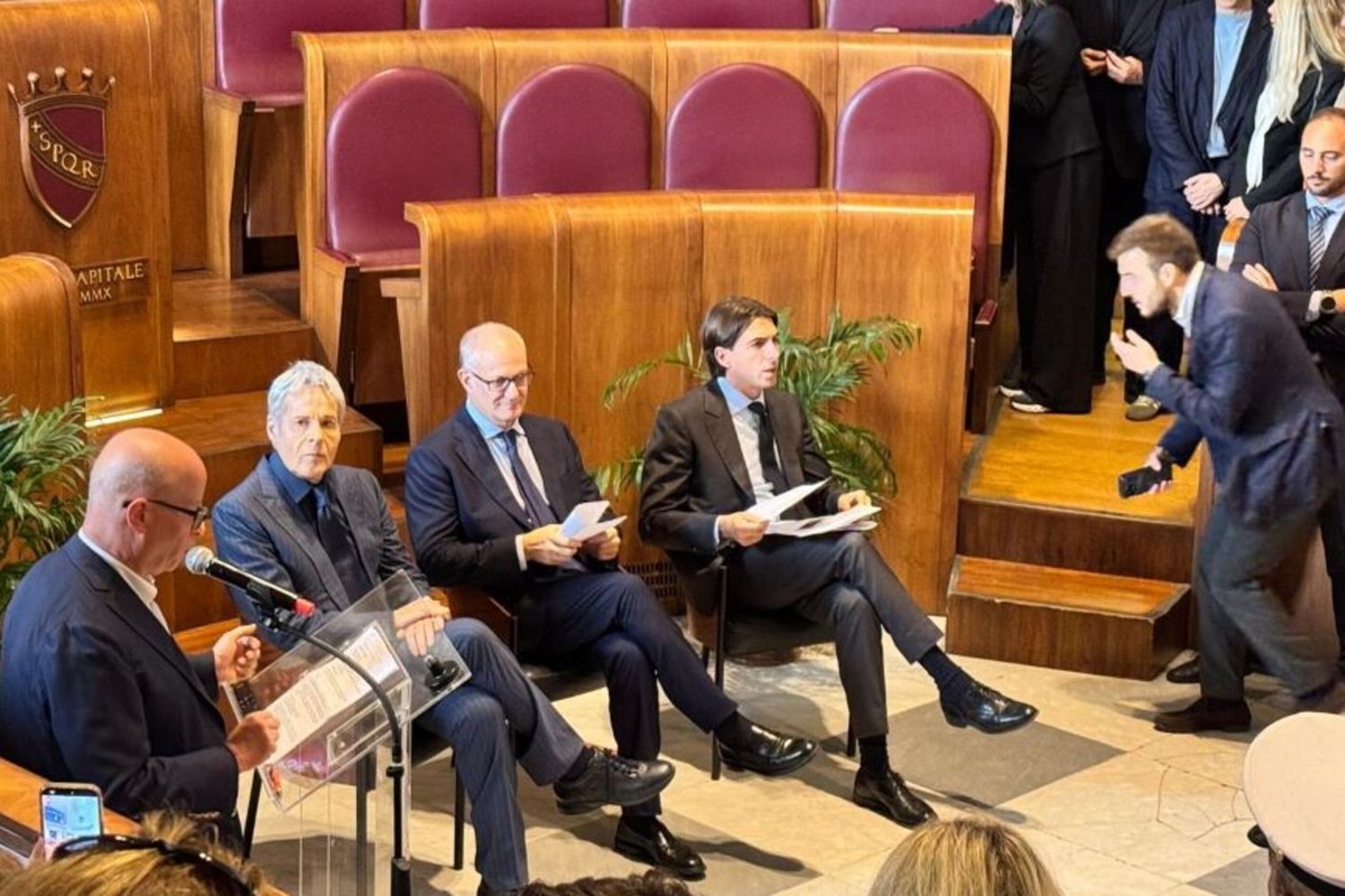 Claudio Baglioni in Campidoglio presenta i concerti a Villa Borghese, a Roma insieme al sindaco Gualtieri e all'assessore Onorato