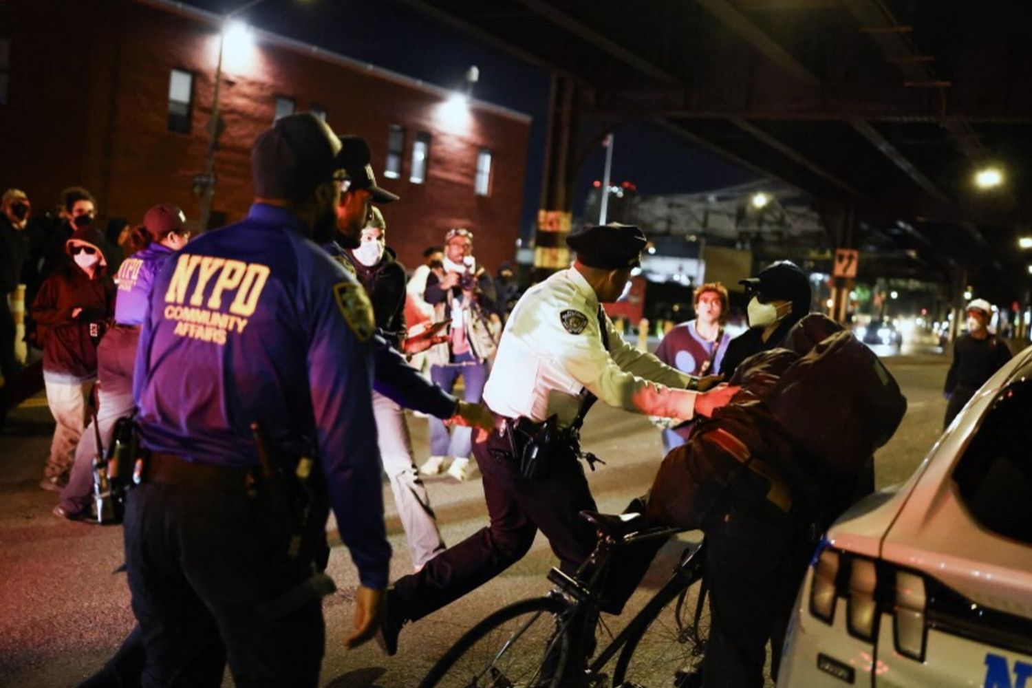 Operazione ICE a New York: ferito un uomo in auto col figlio di 5 anni, il sindaco attacca Trump