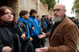 Rappresentanti dell'Unione degli studenti ebrei di Germania hanno bloccato l'ingresso della sinagoga di Halle/Saale davanti a Hans-Thomas