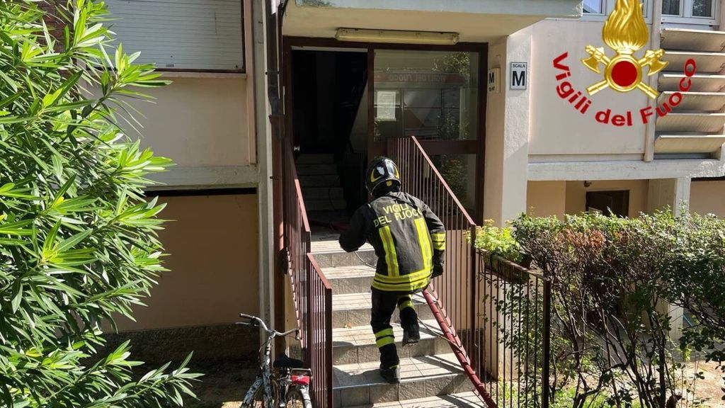 Morta a Milano nel rogo di una casa popolare, il quartiere di Niguarda chiede giustizia