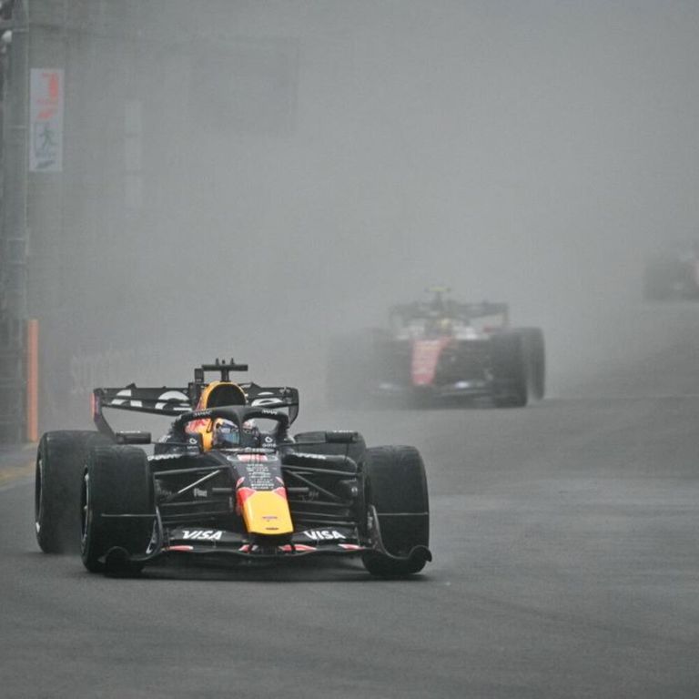 Il pilota della Red Bull Racing, Max Verstappen, durante la gara sprint che precede il Gran Premio di Formula 1 di Singapore