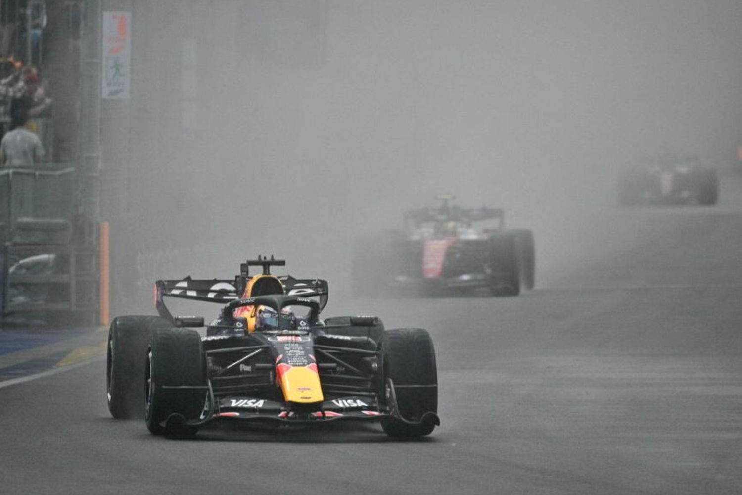 Il pilota della Red Bull Racing, Max Verstappen, durante la gara sprint che precede il Gran Premio di Formula 1 di Singapore