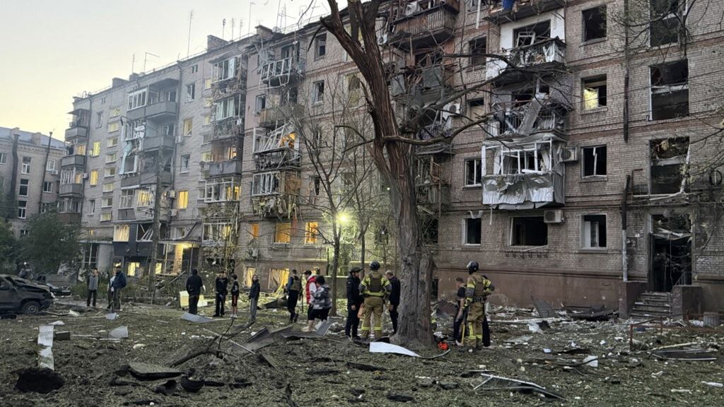 Zaporizhzhia sotto attacco: un raid uccide 11 persone, tra loro anche tre bambini