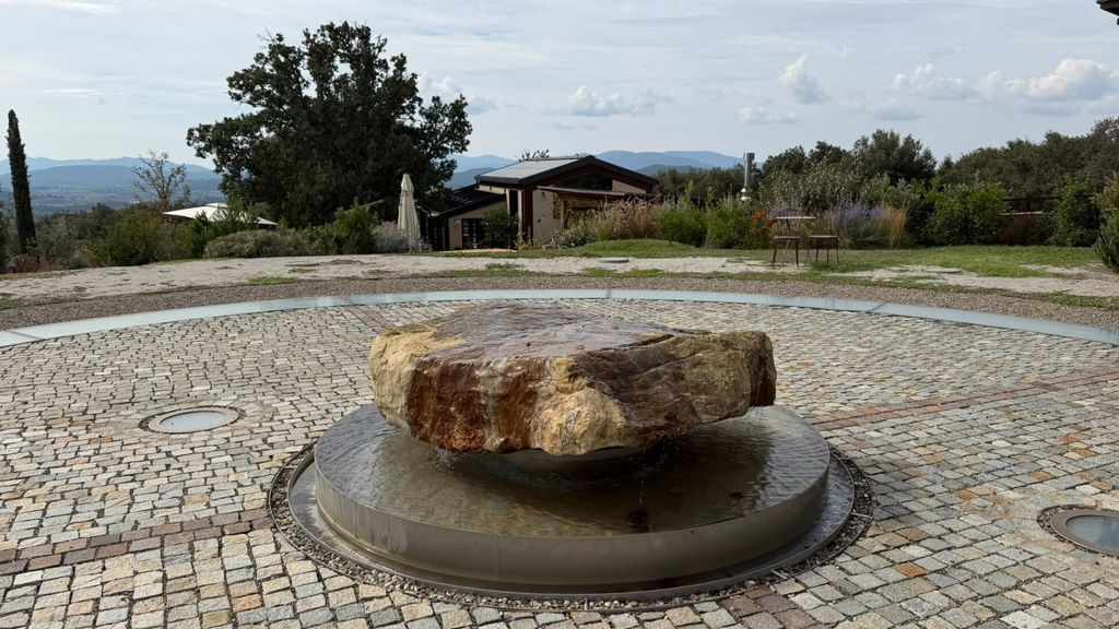 La fontana di Sequerciani realizzata con una pietra estratta dal sottosuolo