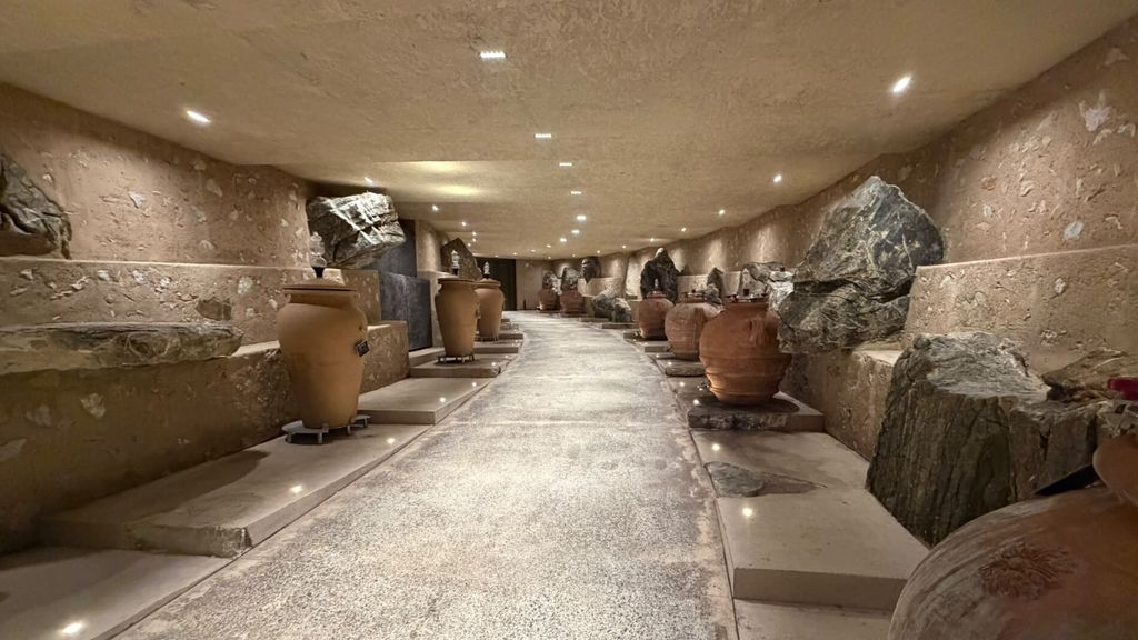 Le anfore col vino nella cantina di Sequerciani scavata nella roccia