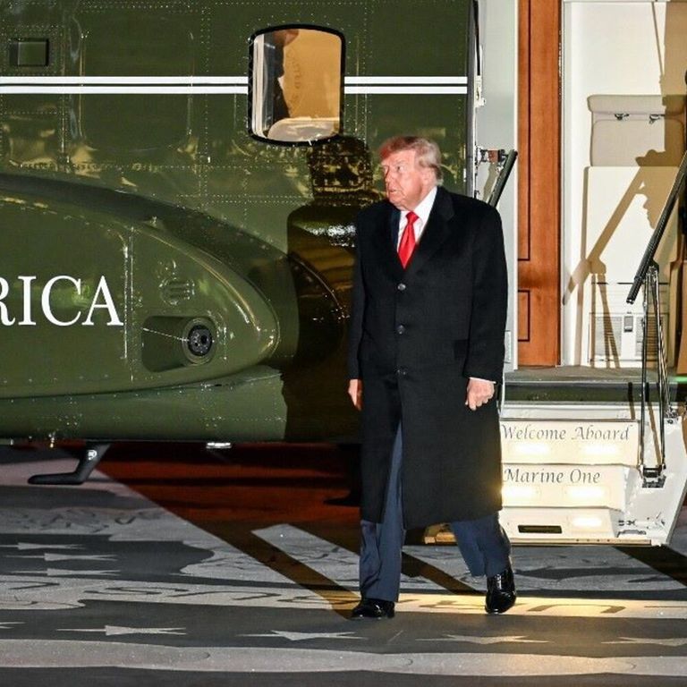 Donald Trump scende dall'elicottero Marine One sul prato della Casa Bianca dopo aver tenuto il 10 ottobre 2026 un comizio in Tennessee