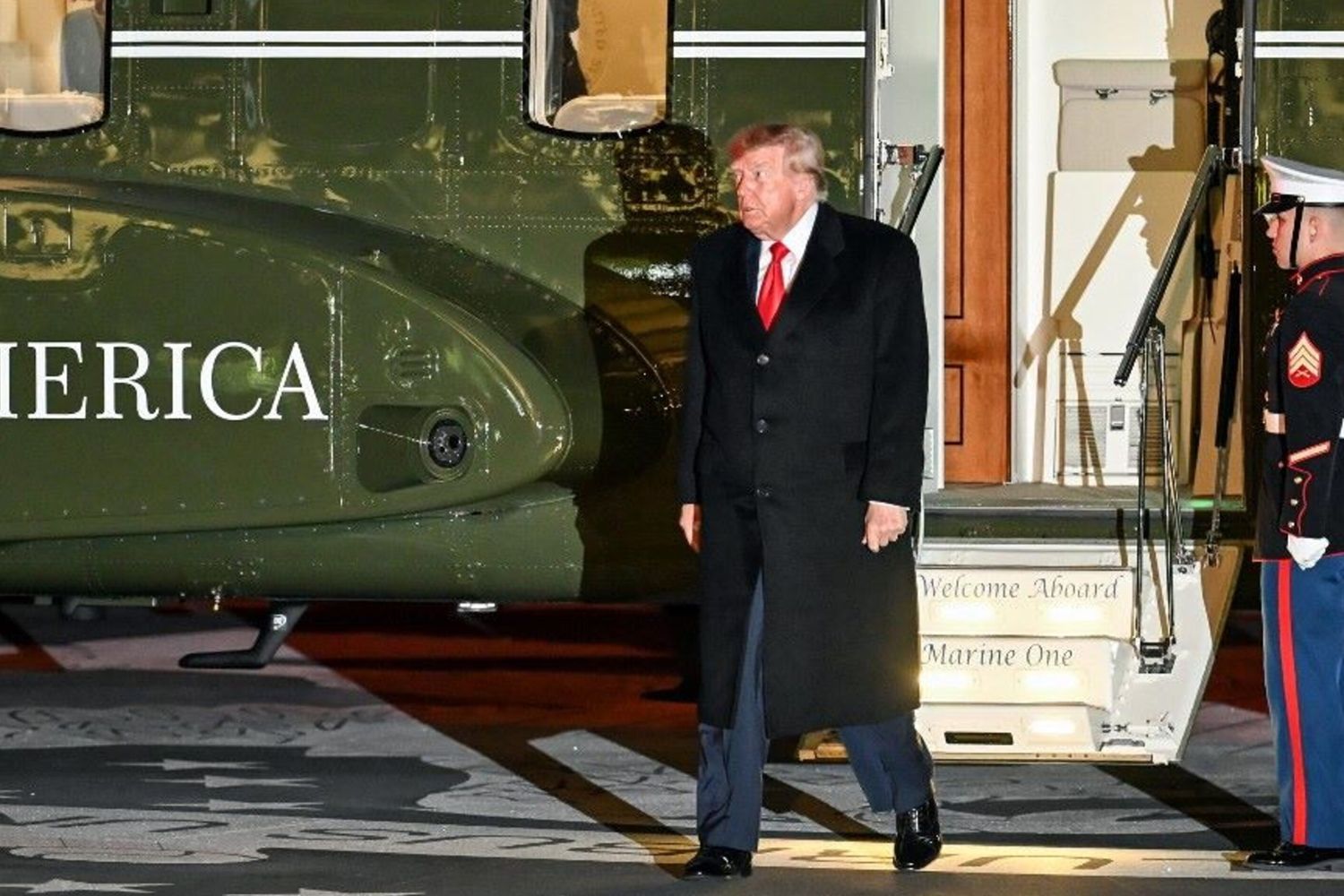 Donald Trump scende dall'elicottero Marine One sul prato della Casa Bianca dopo aver tenuto il 10 ottobre 2026 un comizio in Tennessee