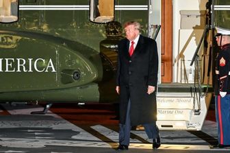 Donald Trump scende dall'elicottero Marine One sul prato della Casa Bianca dopo aver tenuto il 10 ottobre 2026 un comizio in Tennessee