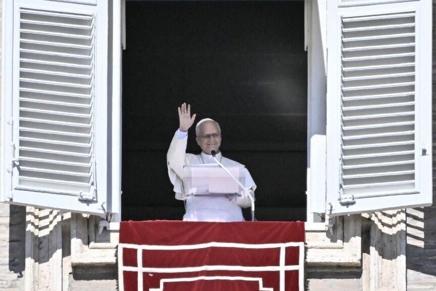 Papa Leone saluta i fedeli durante l'Angelus di domenica 11 ottobre