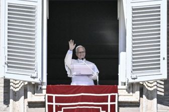 Papa Leone saluta i fedeli durante l'Angelus di domenica 11 ottobre