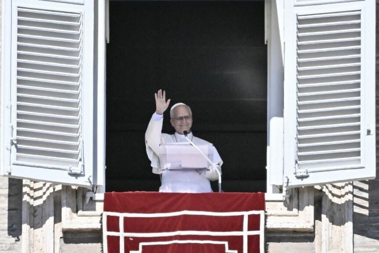 Papa Leone saluta i fedeli durante l'Angelus di domenica 11 ottobre